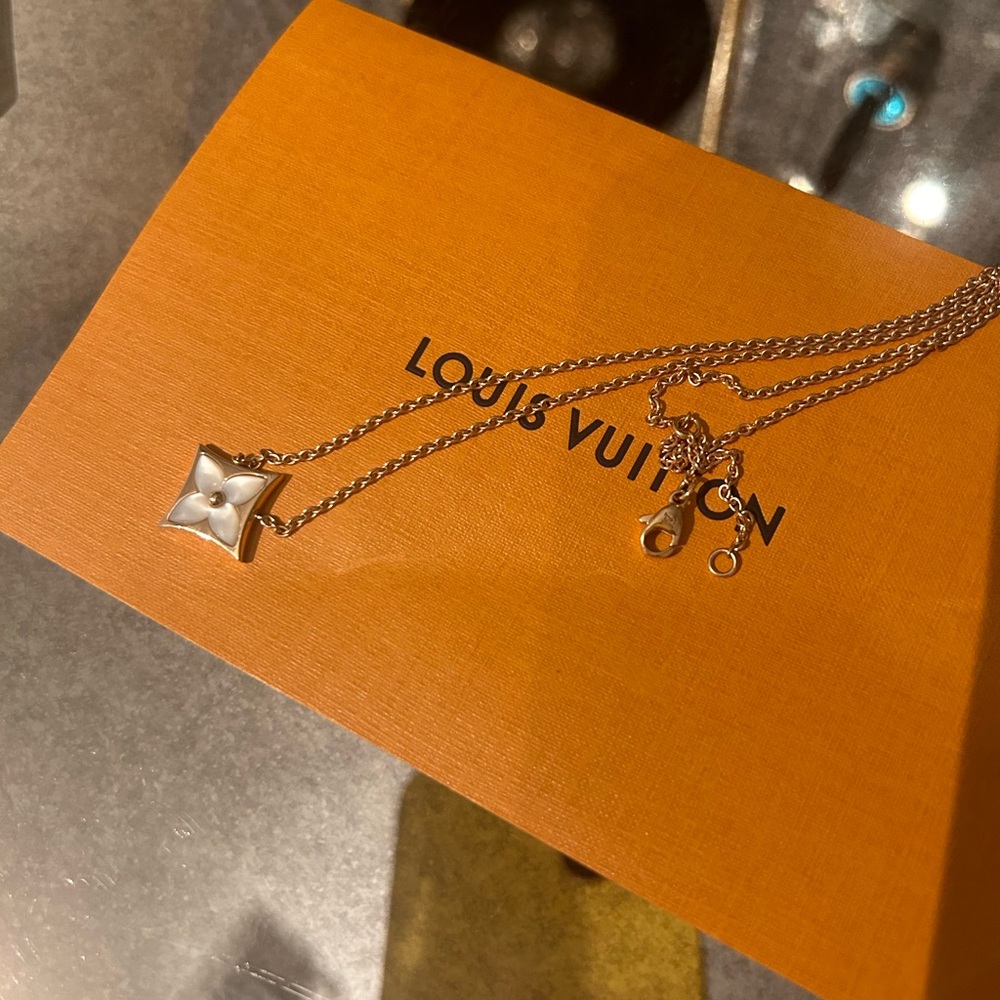 Louis Vuitton
Color Blossom star pendant, pink gold and white mother-of-pearl